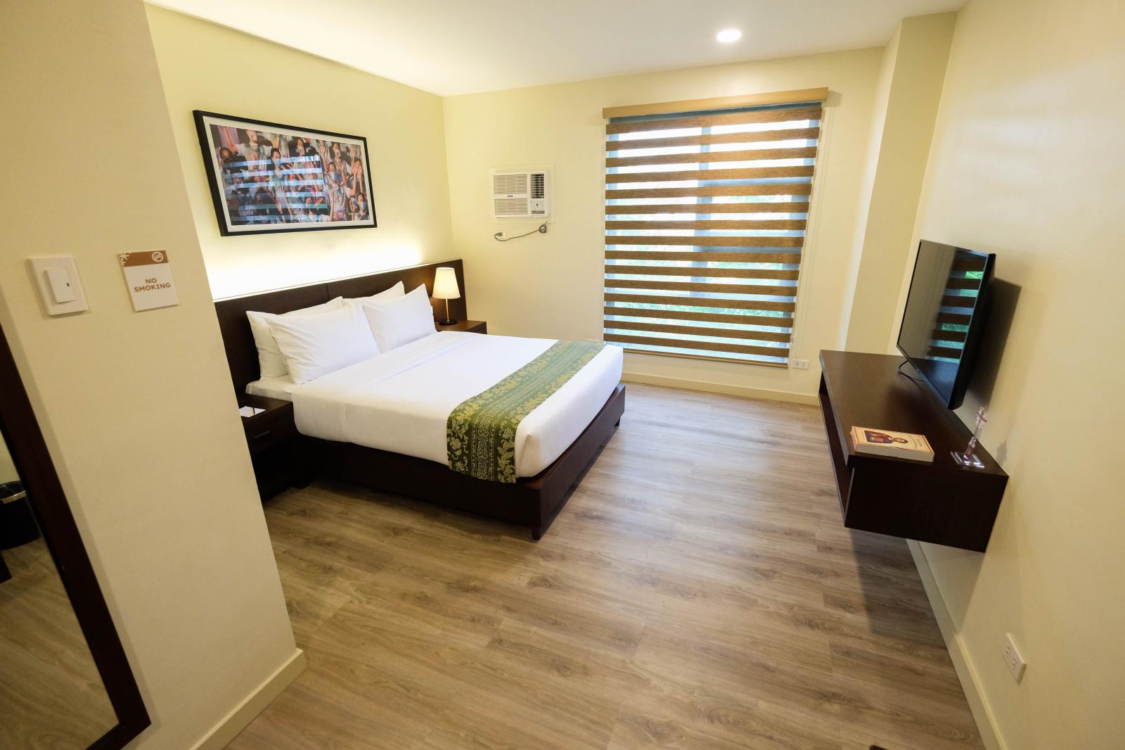 Cebu Business Directory - Deluxe Queen Room